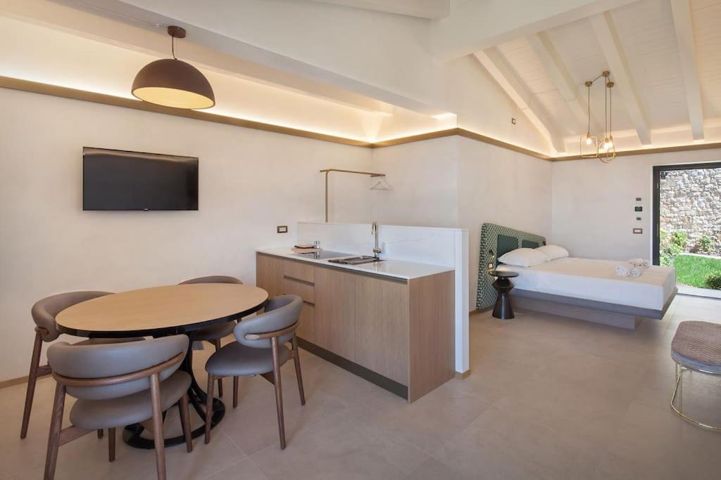 Villa Divina-Apt Armonia-Con Piscina E Vista Lago Castelletto Di Brenzone Ngoại thất bức ảnh